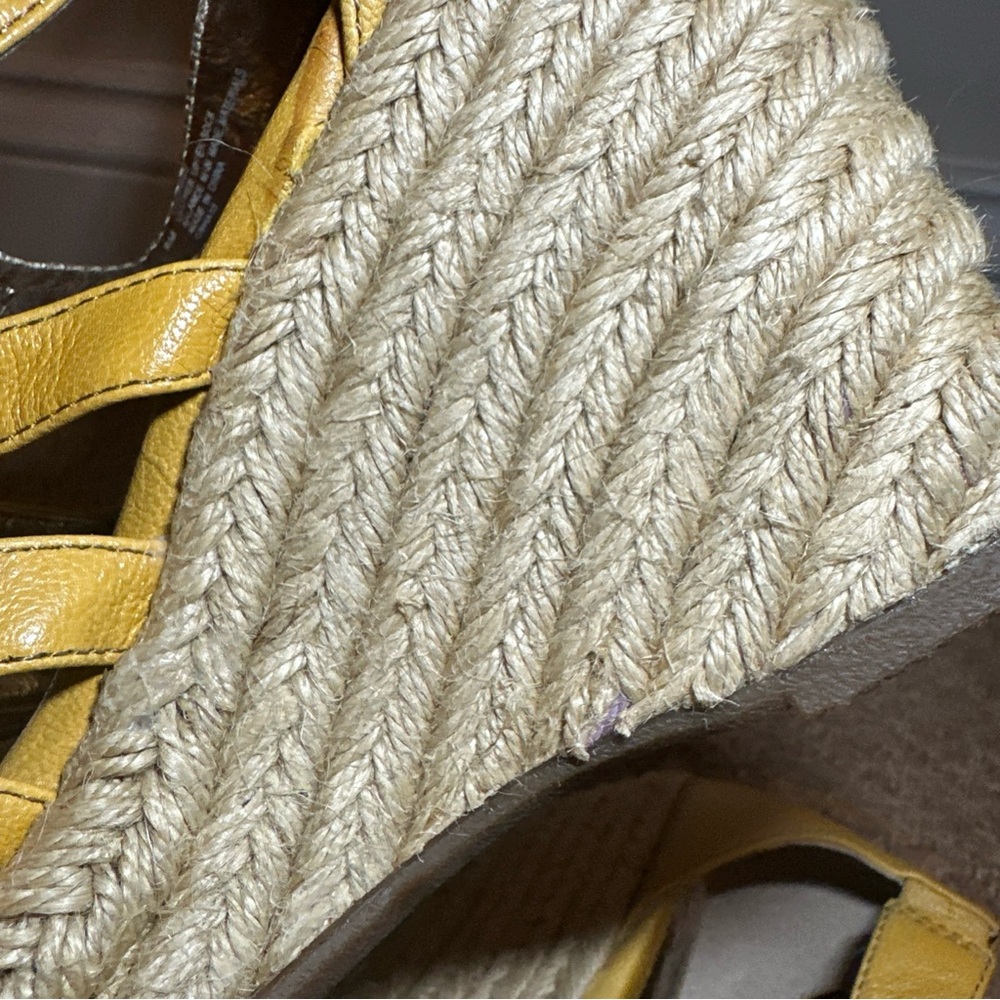 Sofft Women’s Wedge Heels  Zip Yellow Sandal Size 8M Leather - Picture 10 of 12